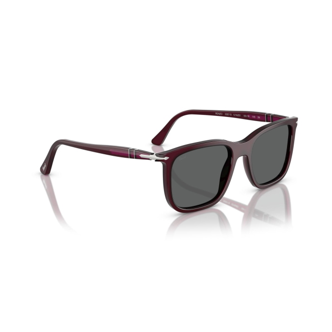 Persol PO 3357-S RENZO col. 1216/B1 è un occhiale da sole da donna in acetato bordeaux bordeaux, dalla forma rettangolare e calibro 53.
