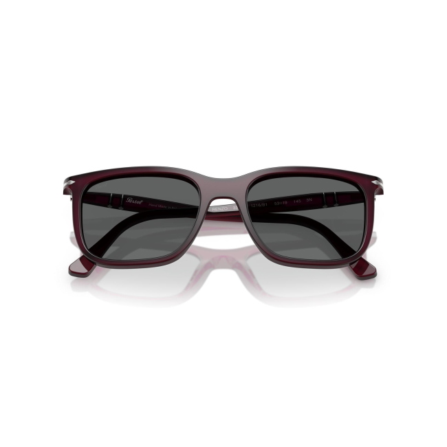 Persol PO 3357-S RENZO col. 1216/B1 è un occhiale da sole da donna in acetato bordeaux bordeaux, dalla forma rettangolare e calibro 53.