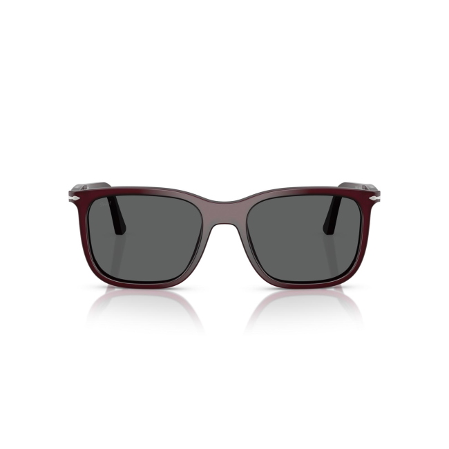 Persol PO 3357-S RENZO col. 1216/B1 è un occhiale da sole da donna in acetato bordeaux bordeaux, dalla forma rettangolare e calibro 53.