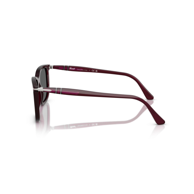 Persol PO 3357-S RENZO col. 1216/B1 è un occhiale da sole da donna in acetato bordeaux bordeaux, dalla forma rettangolare e calibro 53.