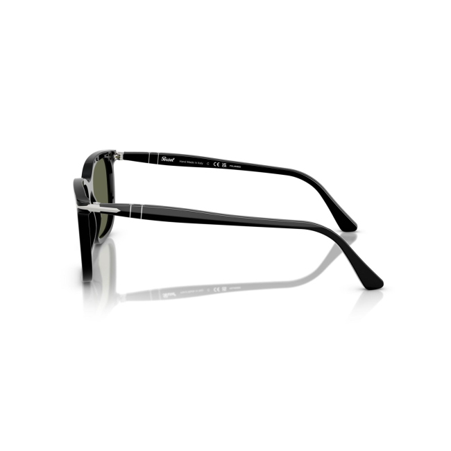 Persol PO 3357-S RENZO col. 95/58 è un occhiale da sole da donna in acetato nero lucido, dalla forma rettangolare e calibro 53.