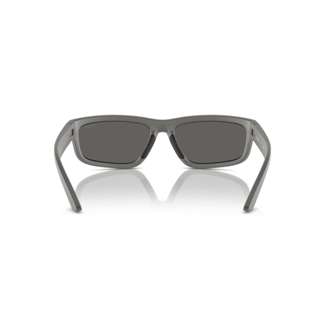 Prada Linea Rossa SPS 05Z col. 16X-7W1 è un occhiale da sole da uomo in acetato grigio metallizzato, dalla forma rettangolare e calibro 59.