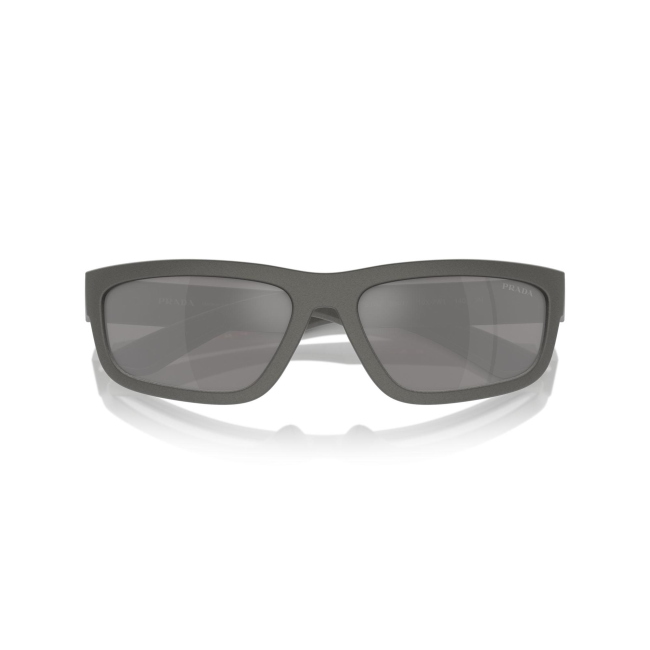 Prada Linea Rossa SPS 05Z col. 16X-7W1 è un occhiale da sole da uomo in acetato grigio metallizzato, dalla forma rettangolare e calibro 59.