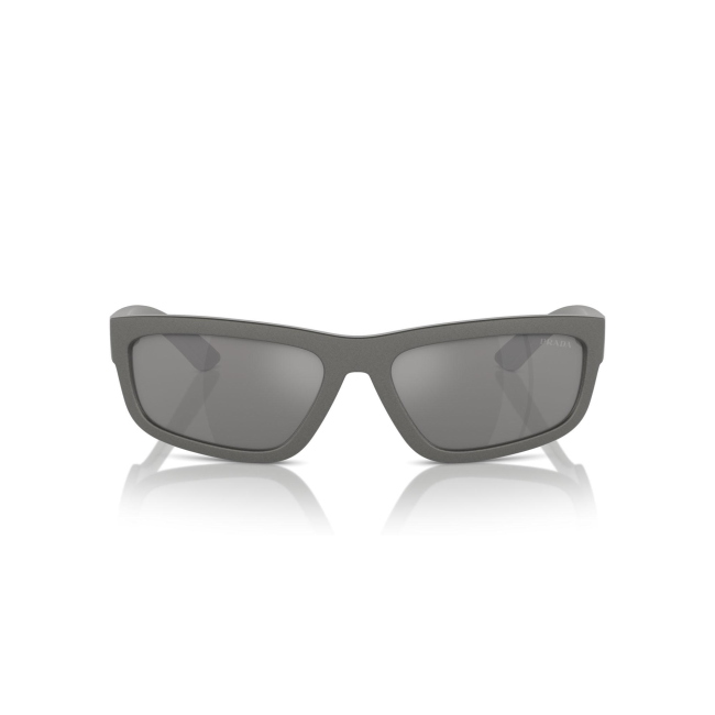 Prada Linea Rossa SPS 05Z col. 16X-7W1 è un occhiale da sole da uomo in acetato grigio metallizzato, dalla forma rettangolare e calibro 59.