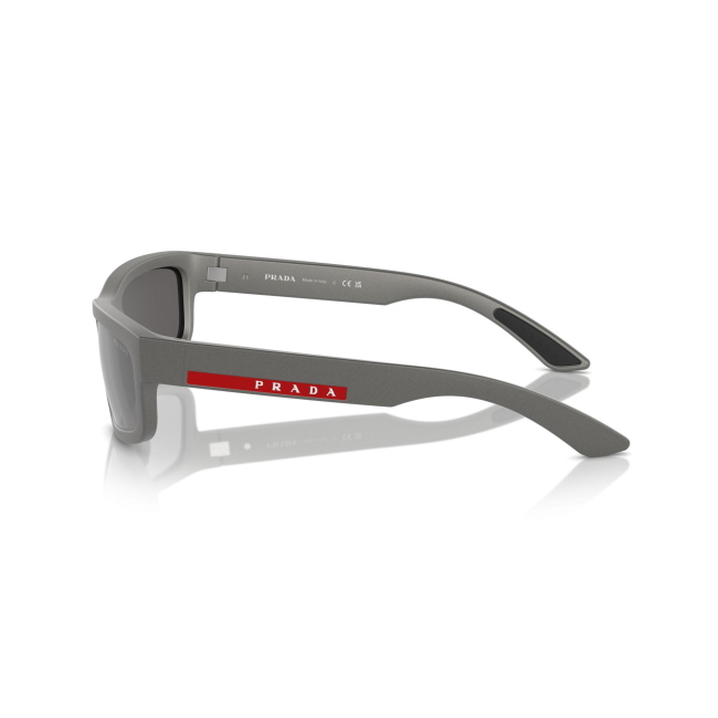 Prada Linea Rossa SPS 05Z col. 16X-7W1 è un occhiale da sole da uomo in acetato grigio metallizzato, dalla forma rettangolare e calibro 59.