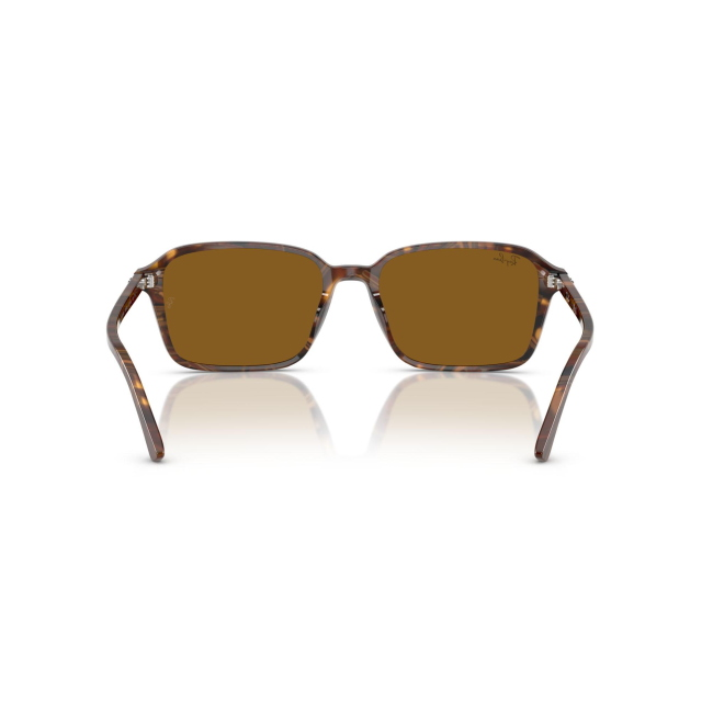 Ray-Ban RB 2231 RAIMOND col. 1418/33 è un occhiale da sole in acetato marrone tartarugato e calibro 56.