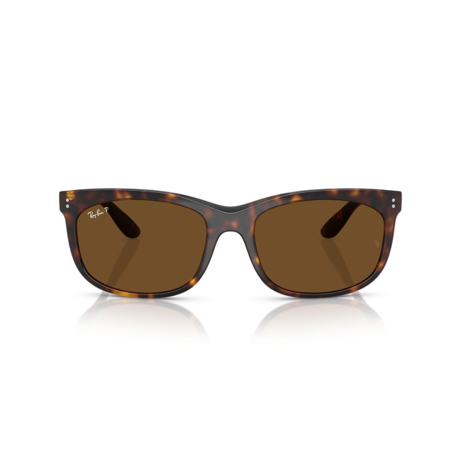 Ray-Ban RB 2389 BALORETTE col. 902/57 è un occhiale da sole in acetato marrone tartarugato e calibro 57.