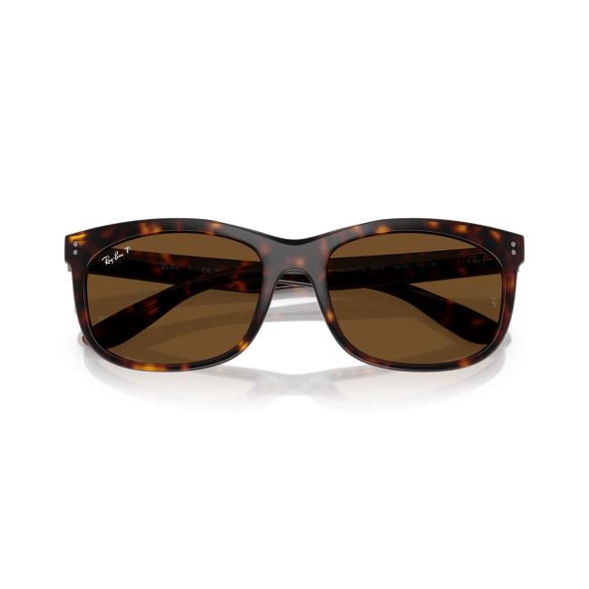 Ray-Ban RB 2389 BALORETTE col. 902/57 è un occhiale da sole in acetato marrone tartarugato e calibro 57.