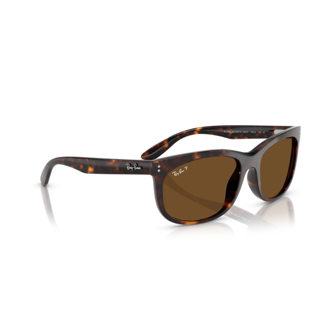 Ray-Ban RB 2389 BALORETTE col. 902/57 è un occhiale da sole in acetato marrone tartarugato e calibro 57.
