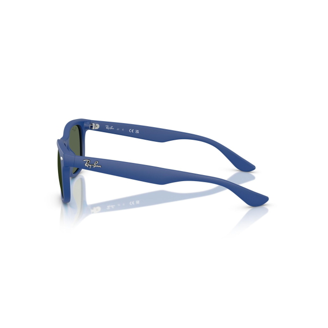 Ray-Ban Junior RB 9052S col. 717771 è un occhiale da sole in acetato blu gommato e calibro 47.