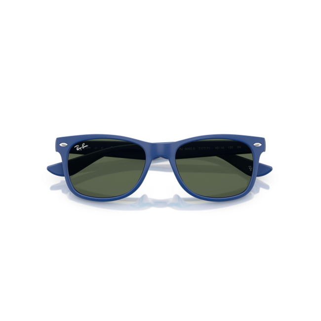 Ray-Ban Junior RB 9052S col. 717771 è un occhiale da sole in acetato blu gommato e calibro 47.