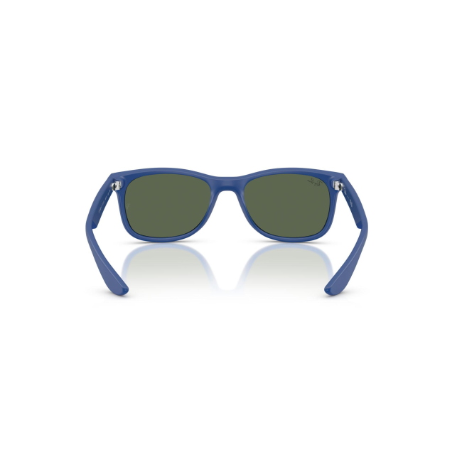 Ray-Ban Junior RB 9052S col. 717771 è un occhiale da sole in acetato blu gommato e calibro 47.