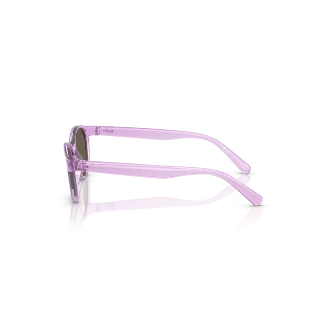 Ray-Ban Junior RB 9080S col. 7172/3 è un occhiale da sole in acetato viola trasparente e calibro 45.