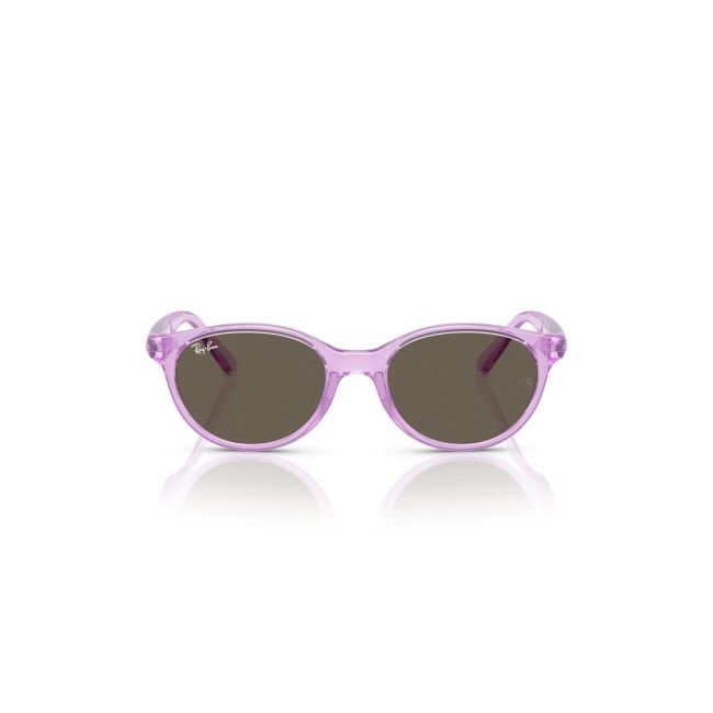 Ray-Ban Junior RB 9080S col. 7172/3 è un occhiale da sole in acetato viola trasparente e calibro 45.