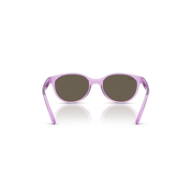Ray-Ban Junior RB 9080S col. 7172/3 è un occhiale da sole in acetato viola trasparente e calibro 45.
