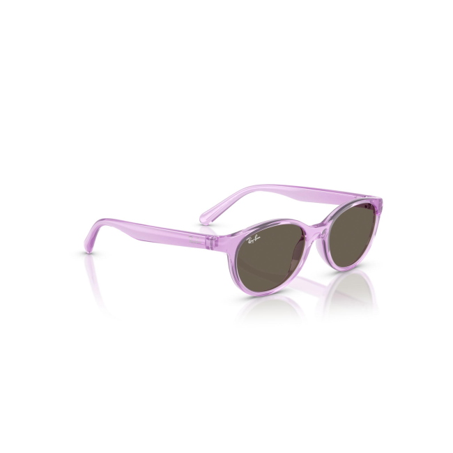 Ray-Ban Junior RB 9080S col. 7172/3 è un occhiale da sole in acetato viola trasparente e calibro 45.