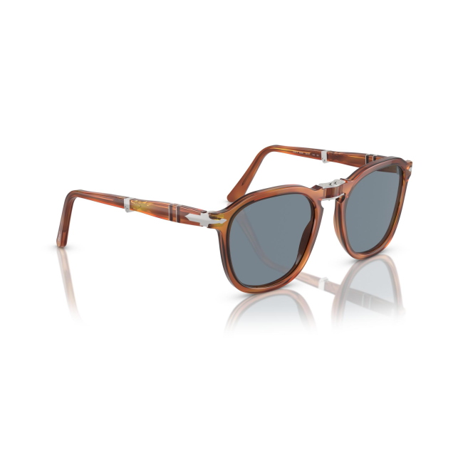 Persol PO 3345-S RENE' col. 96/56 è un occhiale da sole da donna in acetato terra di siena terra di siena, dalla forma squadrata e calibro 54.
