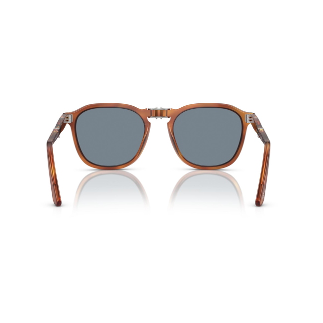 Persol PO 3345-S RENE' col. 96/56 è un occhiale da sole da donna in acetato terra di siena terra di siena, dalla forma squadrata e calibro 54.