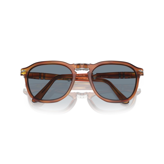 Persol PO 3345-S RENE' col. 96/56 è un occhiale da sole da donna in acetato terra di siena terra di siena, dalla forma squadrata e calibro 54.