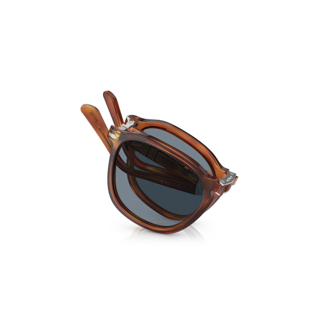 Persol PO 3345-S RENE' col. 96/56 è un occhiale da sole da donna in acetato terra di siena terra di siena, dalla forma squadrata e calibro 54.