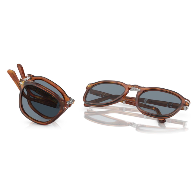 Persol PO 3345-S RENE' col. 96/56 è un occhiale da sole da donna in acetato terra di siena terra di siena, dalla forma squadrata e calibro 54.