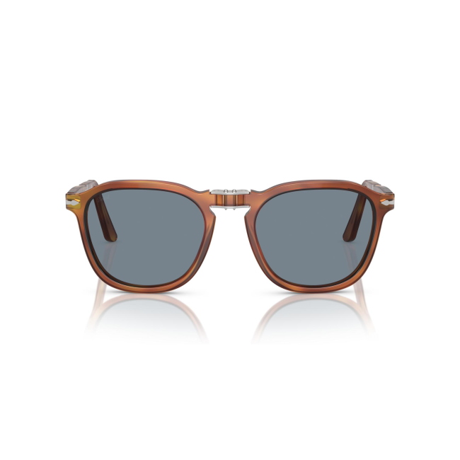 Persol PO 3345-S RENE' col. 96/56 è un occhiale da sole da donna in acetato terra di siena terra di siena, dalla forma squadrata e calibro 54.