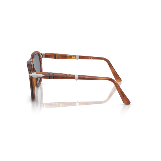 Persol PO 3345-S RENE' col. 96/56 è un occhiale da sole da donna in acetato terra di siena terra di siena, dalla forma squadrata e calibro 54.