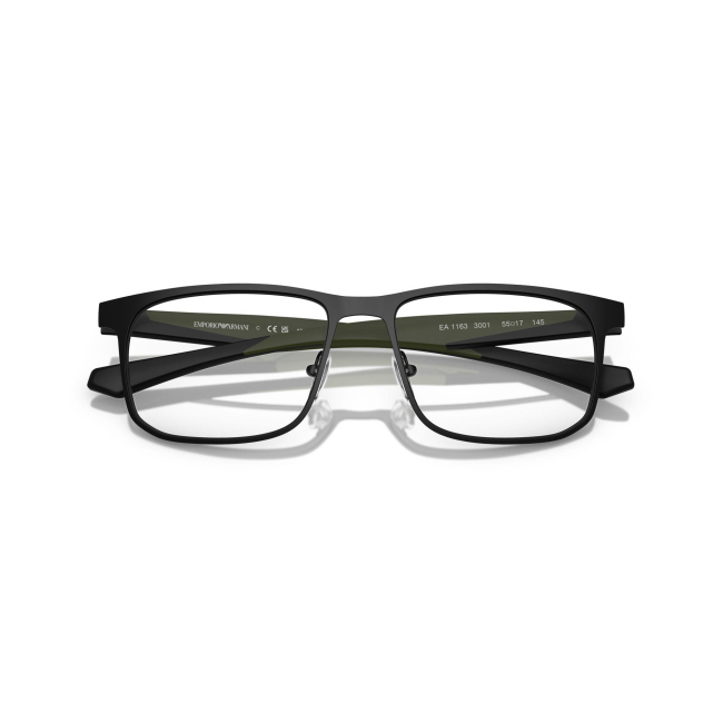 Emporio Armani EA 1163 col. 3001 è una montatura da vista da uomo in metallo e celluloide nero opaco, dalla forma squadrata e calibro 55.