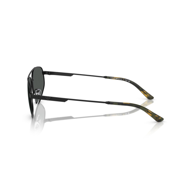 Emporio Armani EA 2156 col. 3001/87 è un occhiale da sole da uomo in metallo nero opaco, dalla forma pilot e calibro 59.