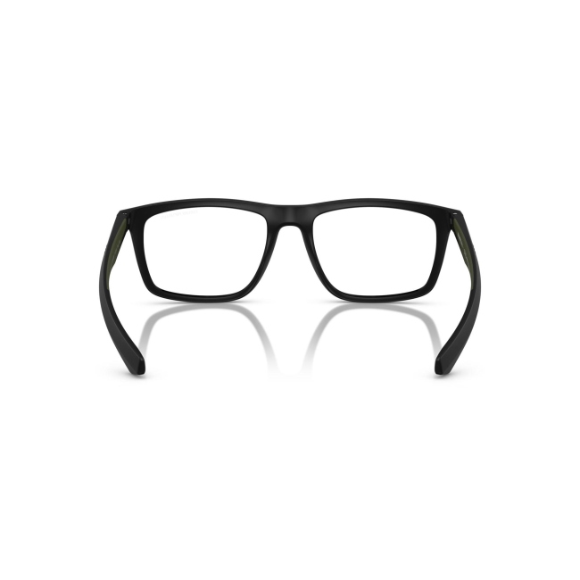 Emporio Armani EA 4235 + CLIP col. 5001/1W è un occhiale da sole da uomo in acetato nero satinato, dalla forma squadrata e calibro 53.