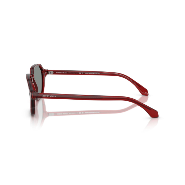 Giorgio Armani AR 8220 col. 617056 è un occhiale da sole in acetato bordeaux trasparente e calibro 52.