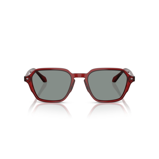 Giorgio Armani AR 8220 col. 617056 è un occhiale da sole in acetato bordeaux trasparente e calibro 52.