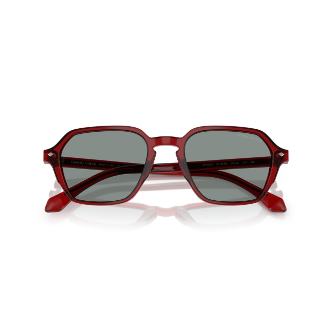 Giorgio Armani AR 8220 col. 617056 è un occhiale da sole in acetato bordeaux trasparente e calibro 52.