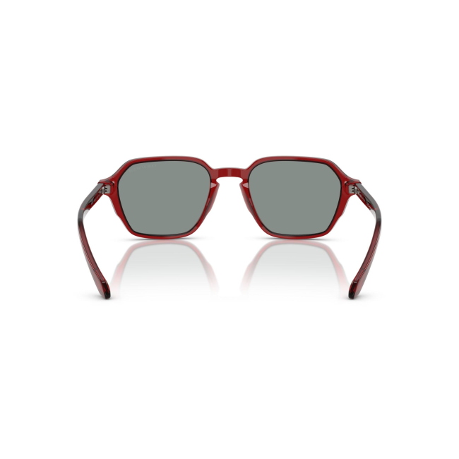 Giorgio Armani AR 8220 col. 617056 è un occhiale da sole in acetato bordeaux trasparente e calibro 52.