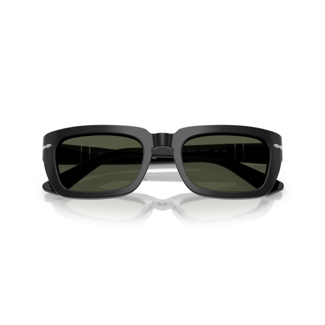 Persol PO 3367-S col. 95/31 è un occhiale da sole da donna in acetato nero lucido, dalla forma pillow e calibro 54.
