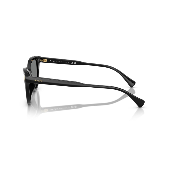 Ralph RA 5326U col. 5001/87 è un occhiale da sole in acetato nero lucido e calibro 55.