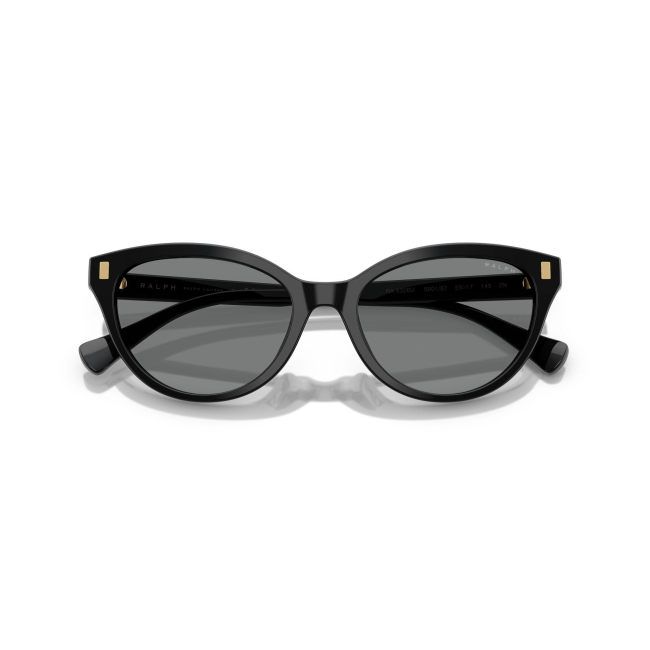 Ralph RA 5326U col. 5001/87 è un occhiale da sole in acetato nero lucido e calibro 55.