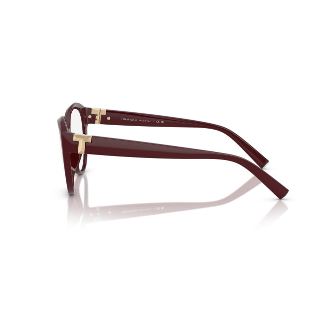 Tiffany & Co. TF 2255-U col. 8389 è una montatura da vista da donna in acetato vinaccia bordeaux, dalla forma cat eye e calibro 52.