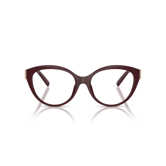 Tiffany & Co. TF 2255-U col. 8389 è una montatura da vista da donna in acetato vinaccia bordeaux, dalla forma cat eye e calibro 52.
