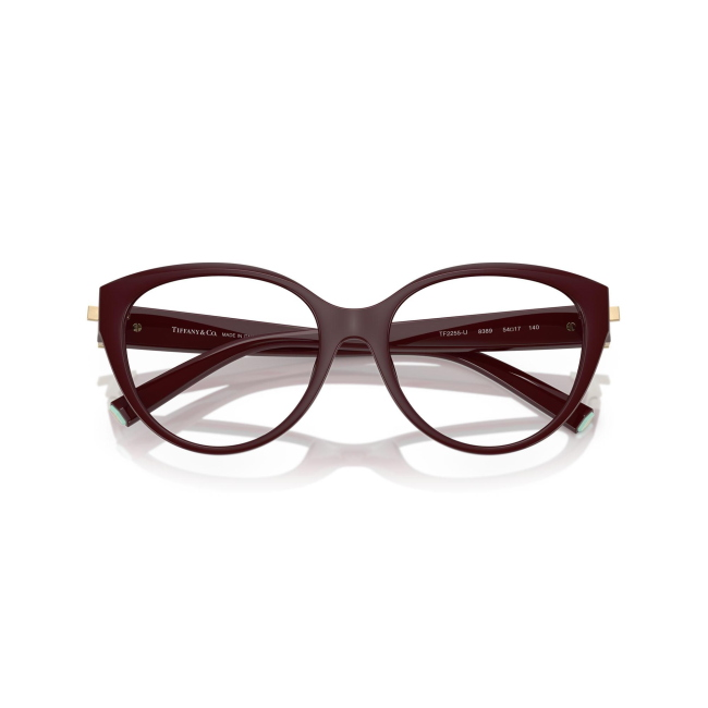 Tiffany & Co. TF 2255-U col. 8389 è una montatura da vista da donna in acetato vinaccia bordeaux, dalla forma cat eye e calibro 52.