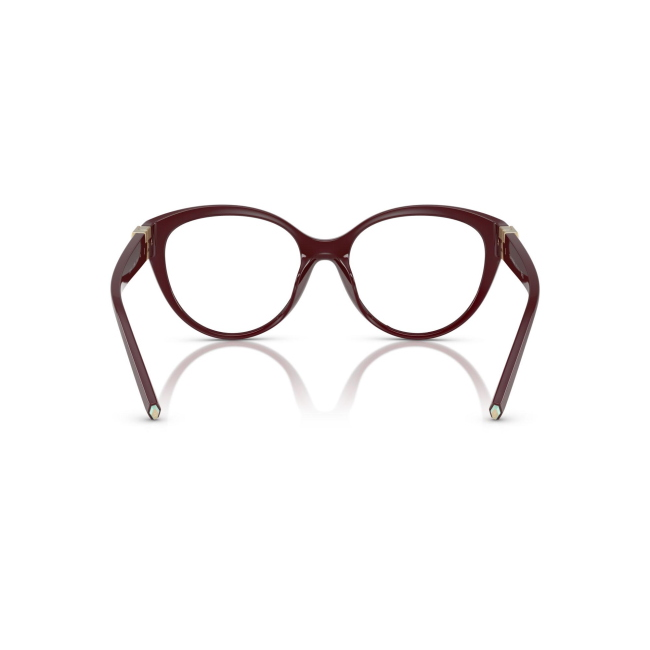 Tiffany & Co. TF 2255-U col. 8389 è una montatura da vista da donna in acetato vinaccia bordeaux, dalla forma cat eye e calibro 52.