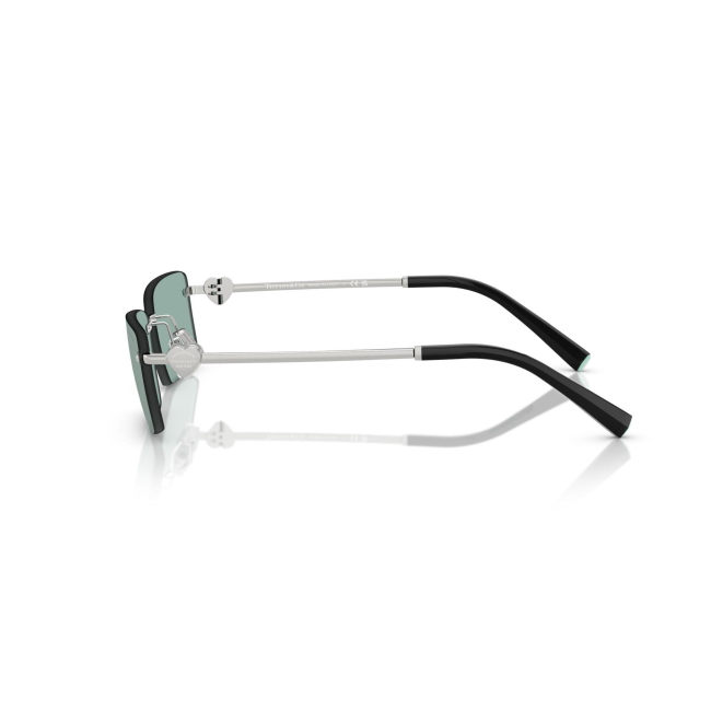 Tiffany & Co. TF 3108B col. 62227C è un occhiale da sole in metallo argento e calibro 60.