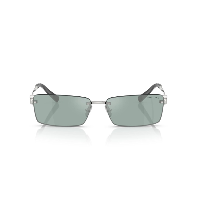 Tiffany & Co. TF 3108B col. 62227C è un occhiale da sole in metallo argento e calibro 60.