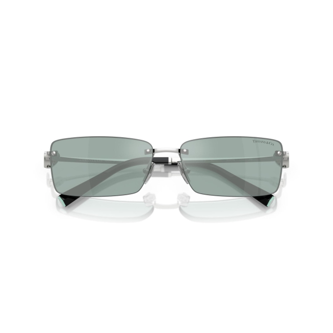 Tiffany & Co. TF 3108B col. 62227C è un occhiale da sole in metallo argento e calibro 60.