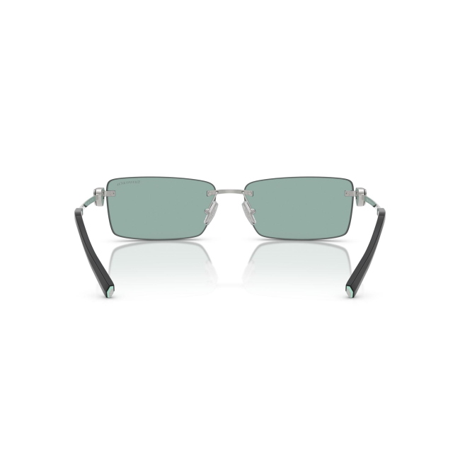 Tiffany & Co. TF 3108B col. 62227C è un occhiale da sole in metallo argento e calibro 60.
