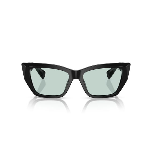 Tiffany & Co. TF 4230 col. 8001/D9 è un occhiale da sole da donna in acetato nero lucido, dalla forma cat eye e calibro 54.