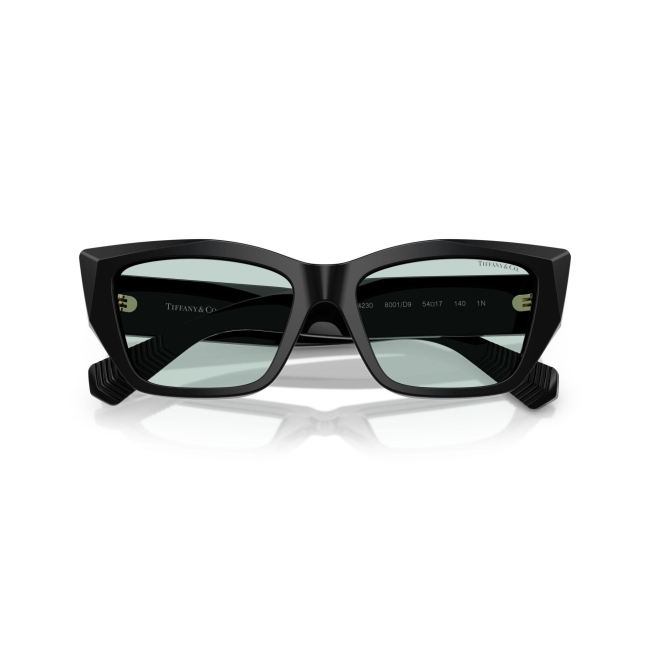 Tiffany & Co. TF 4230 col. 8001/D9 è un occhiale da sole da donna in acetato nero lucido, dalla forma cat eye e calibro 54.