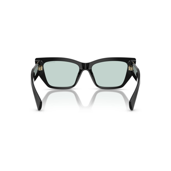 Tiffany & Co. TF 4230 col. 8001/D9 è un occhiale da sole da donna in acetato nero lucido, dalla forma cat eye e calibro 54.