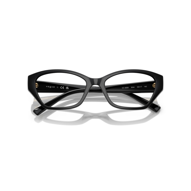 Vogue VO 5608 col. W44 è una montatura da vista in acetato nero lucido e calibro 53.