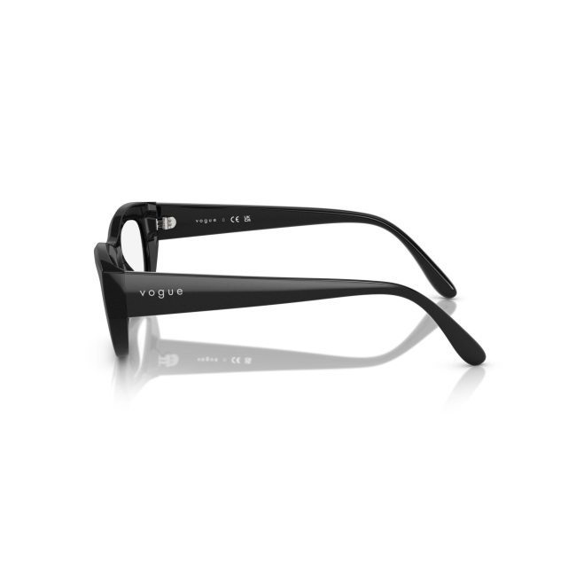 Vogue VO 5615 col. W44 è una montatura da vista in acetato nero lucido e calibro 51.